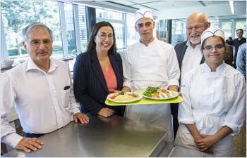 Des jeunes en formation cuisinent pour d’autres jeunes en formation