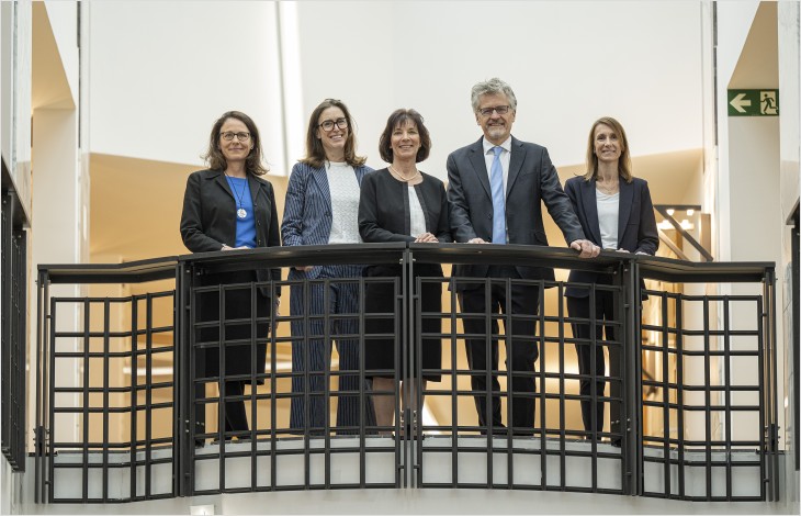 Bilan de l’activité judiciaire 2025: Julie Jéquier, première présidente du Tribunal des mineurs, Caroline Kühnlein, vice-présidente du Tribunal cantonal, Marie-Pierre Bernel, présidente du Tribunal cantonal, Christophe Maillard, juge cantonal, et Valérie Midili, secrétaire générale de l’Ordre judiciaire.
