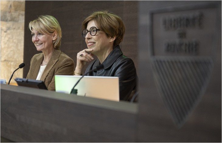 La conseillère d’Etat Isabelle Moret (Economie) et la directrice générale de l’Emploi, Françoise Favre, ont présenté le contre-projet des autorités devant les médias.