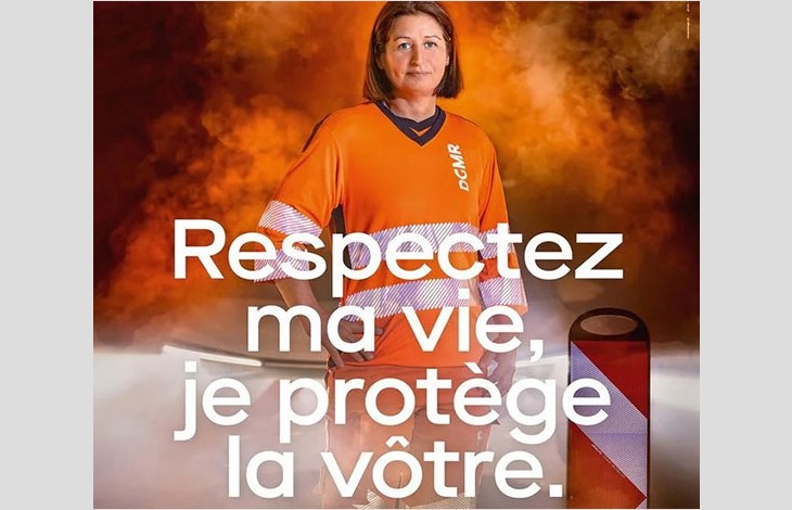 Sous les projecteurs de cette campagne, Katia, collaboratrice de la DGMR, sensibilise à sa présence sur la chaussée et ses abords.