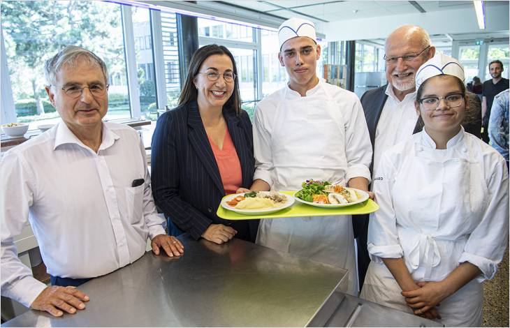 Des jeunes en formation cuisinent pour d’autres jeunes en formation